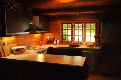 ทัศนียภาพภายนอกโรงแรม, Unique Log Cabin In Quiet Forest in บรังเดอ