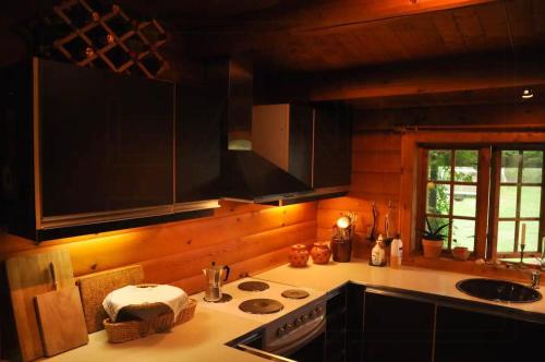 ทัศนียภาพภายนอกโรงแรม, Unique Log Cabin In Quiet Forest in บรังเดอ