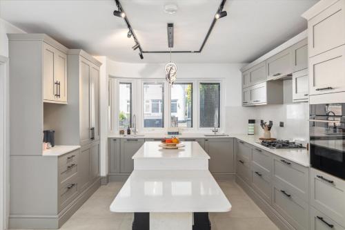 Kitchen, Spacious 6 Bedroom Luxury Home Sleeps 14 Royal Manor 57 in Edgware