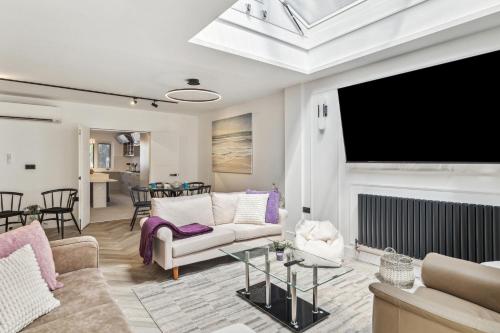 Facilities, Spacious 6 Bedroom Luxury Home Sleeps 14 Royal Manor 57 in Edgware