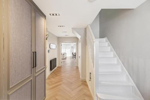 Exterior view, Spacious 6 Bedroom Luxury Home Sleeps 14 Royal Manor 57 in Edgware