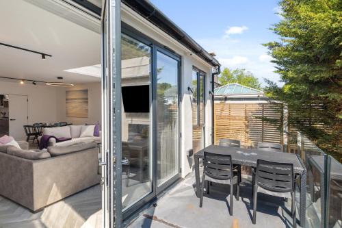 Facilities, Spacious 6 Bedroom Luxury Home Sleeps 14 Royal Manor 57 in Edgware