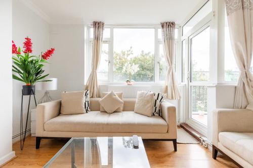 Bright 3-Bedroom Flat Parking 4KTV & Balcony, London