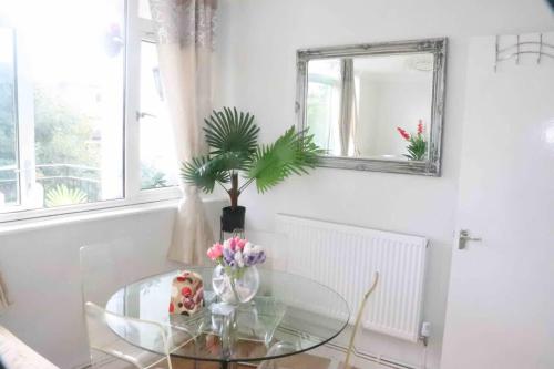 Bright 3-Bedroom Flat Parking 4KTV & Balcony, London (photo 9)