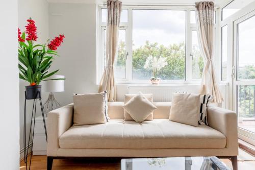Bright 3-Bedroom Flat Parking 4KTV & Balcony, London (photo 7)