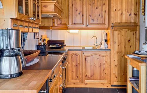 Cocina, Cozy Home In Florø With Wifi in Floro