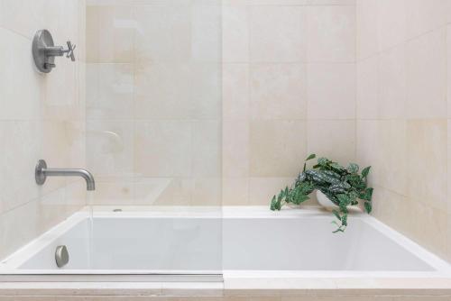 Epic architectural masterpiece views & hot tub in Стон Рідж