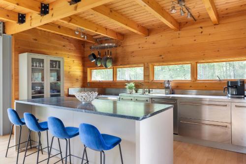 Epic architectural masterpiece views & hot tub in Стон Рідж