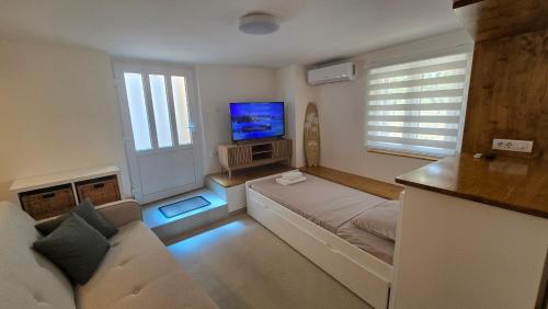 Shared lounge/TV area, The Underdeck in Milovici