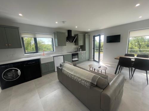 Lakeside lodge in Kilfenora