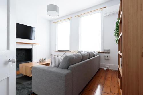 Charming Townhouse Steps Away from Shops - Apartment - Launceston