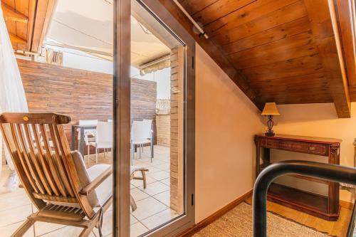 Relax Above the City-Terrace, Views & Comfort in Centru oraş Huesca