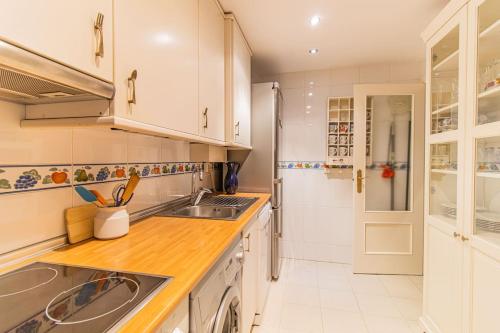 Relax Above the City-Terrace, Views & Comfort in Centru oraş Huesca
