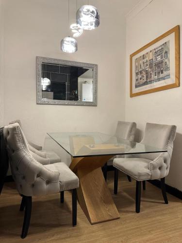 4 Bed House with Garden and Hot Tub - Near City Centre in 斯普洛特