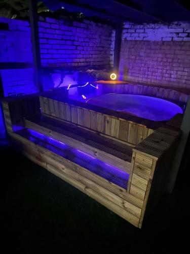 4 Bed House with Garden and Hot Tub - Near City Centre in 斯普洛特