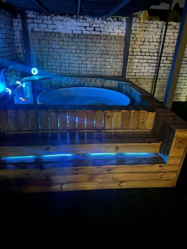 4 Bed House with Garden and Hot Tub - Near City Centre in 斯普洛特