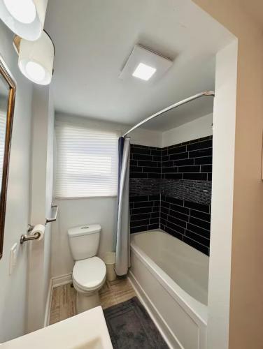 Charming & Cozy Family Home Near Plaza, Movie hall, Корнуолл (фото 2)