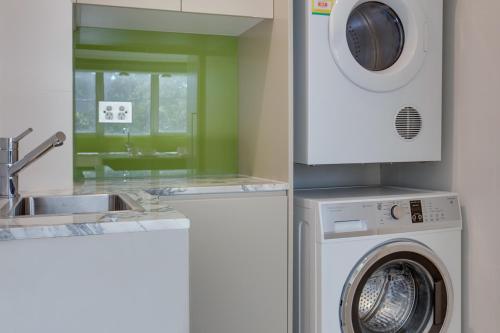 Spacious 2-Bed Apartment Close to City - image 11