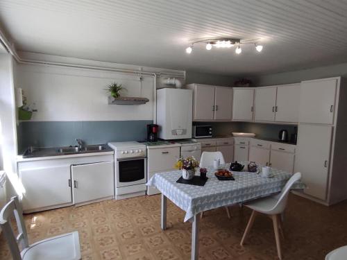 Gîte Les Glycines - Calme avec wifi et animaux admis - FR-1-583-402 (Gite Les Glycines - Calme avec wifi et animaux admis - FR-1-583-402) in Scey-sur-Saone-et-Saint-Albin