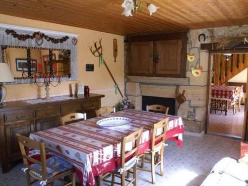 Charmant gîte restauré dans un village forestier - FR-1-583-417 (Charmant gite restaure dans un village forestier - FR-1-583-417) in Colombotte