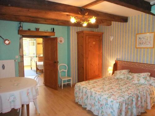 Charmant gîte restauré dans un village forestier - FR-1-583-417 (Charmant gite restaure dans un village forestier - FR-1-583-417) in Colombotte