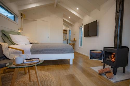 صالة مشتركة/ منطقة التلفزيون, Banjos Cabin Gippsland - Luxury Eco Stay w King Bed & Pond Valley Views in Heyfield