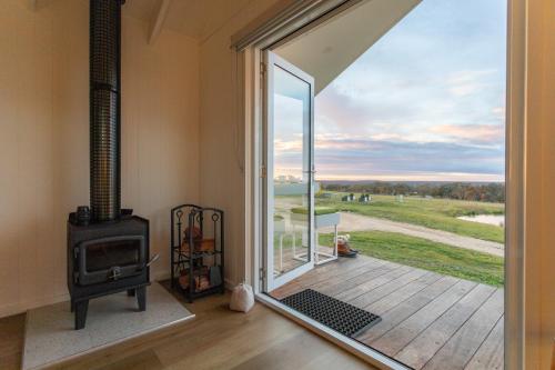 منظر, Banjos Cabin Gippsland - Luxury Eco Stay w King Bed & Pond Valley Views in Heyfield