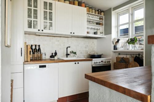 Viesnīcas āriene, Island Weekend Home With Pastels And View in Avernako