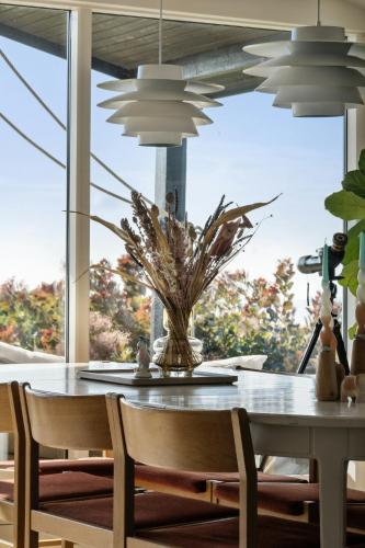Viesnīcas āriene, Island Weekend Home With Pastels And View in Avernako