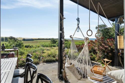 Viesnīcas āriene, Island Weekend Home With Pastels And View in Avernako