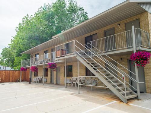 Rustic Inn - image 4