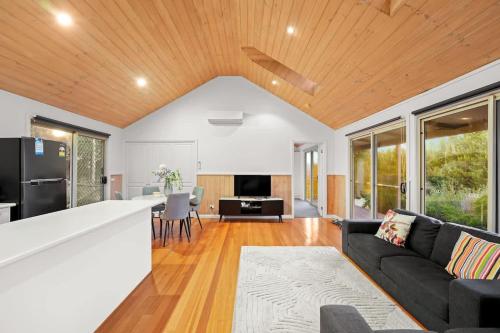 Cozy 2BR Cottage Near Beach & Village Shops in Balnarring