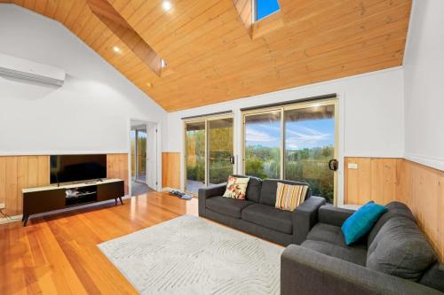 Cozy 2BR Cottage Near Beach & Village Shops in Balnarring