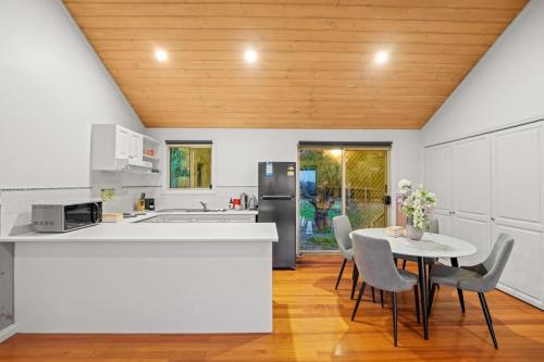 Cozy 2BR Cottage Near Beach & Village Shops in Balnarring