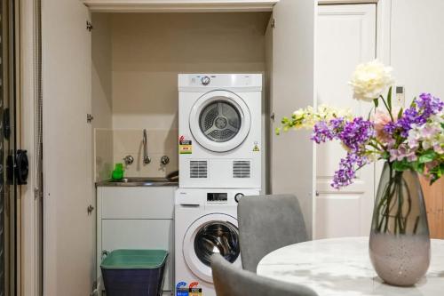 Cozy 2BR Cottage Near Beach & Village Shops in Balnarring