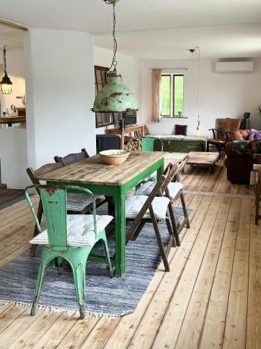 Vista exterior, Rustic Beauty In Thy's Dramatic Nature in Vanga