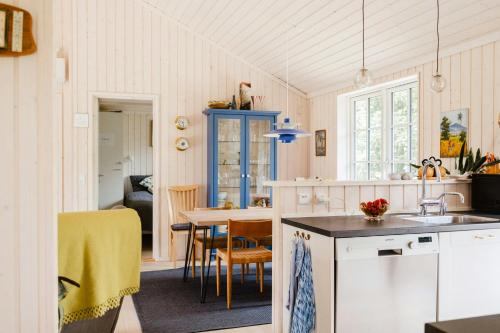 ทัศนียภาพภายนอกโรงแรม, Home Among Trees With Architectural Flair in ดรอนนิงเมิลเลอ