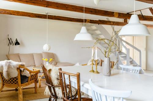 Зовнішній вигляд готелю, Family-Friendly Oasis With Sea View In Funen in Ниборг