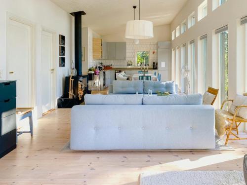 Зовнішній вигляд готелю, Modern Glass House With A View Over Lake Lejondal in Бро