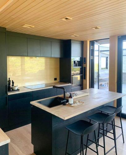 Vista exterior, Live Among Trees In An Architect Drawn Cabin in Skjaerhalden