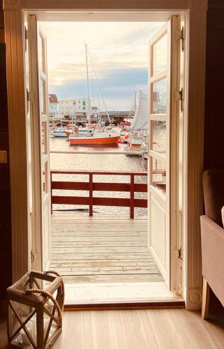 . Charming Cabin On Veiholmen's Inner Harbor