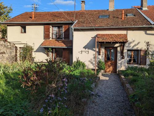. Gîtes chaleureux près de Luxeuil, jardin commun - FR-1-583-472