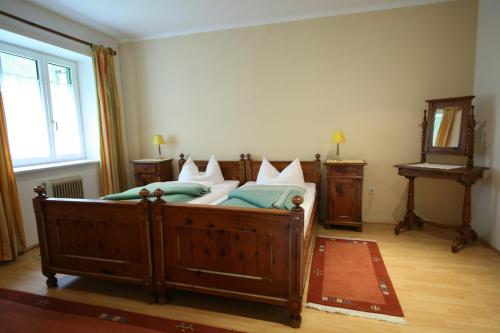 1 king bed, 1 sofa bed