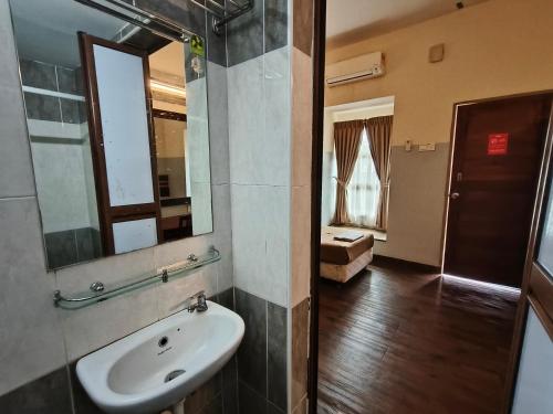 Cozzy Motel Malacca - Tap to explore photos