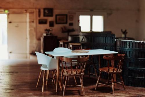 Фасада на хотела, Artistic Loft Near Carcassonne in Roullens