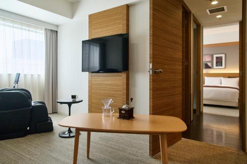 CROSS FLOOR - Cross Suite Twin Room with Lounge Access