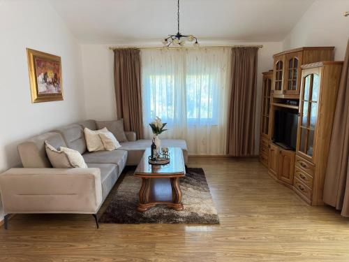Holiday Home Slap Koćuša (Holiday Home Slap Kocusa) in Ružići