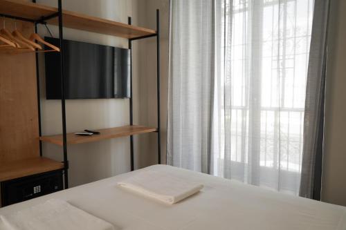 Double Room with Balcony image 8