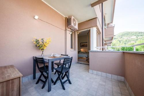 Balkons/terase, Appartamento con terrazzo alle porte di Como in Lipomo