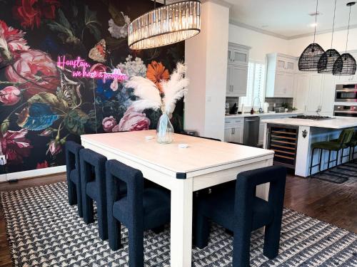 Urban Jungle Retreat in the HTX Skyline in Houston, USA